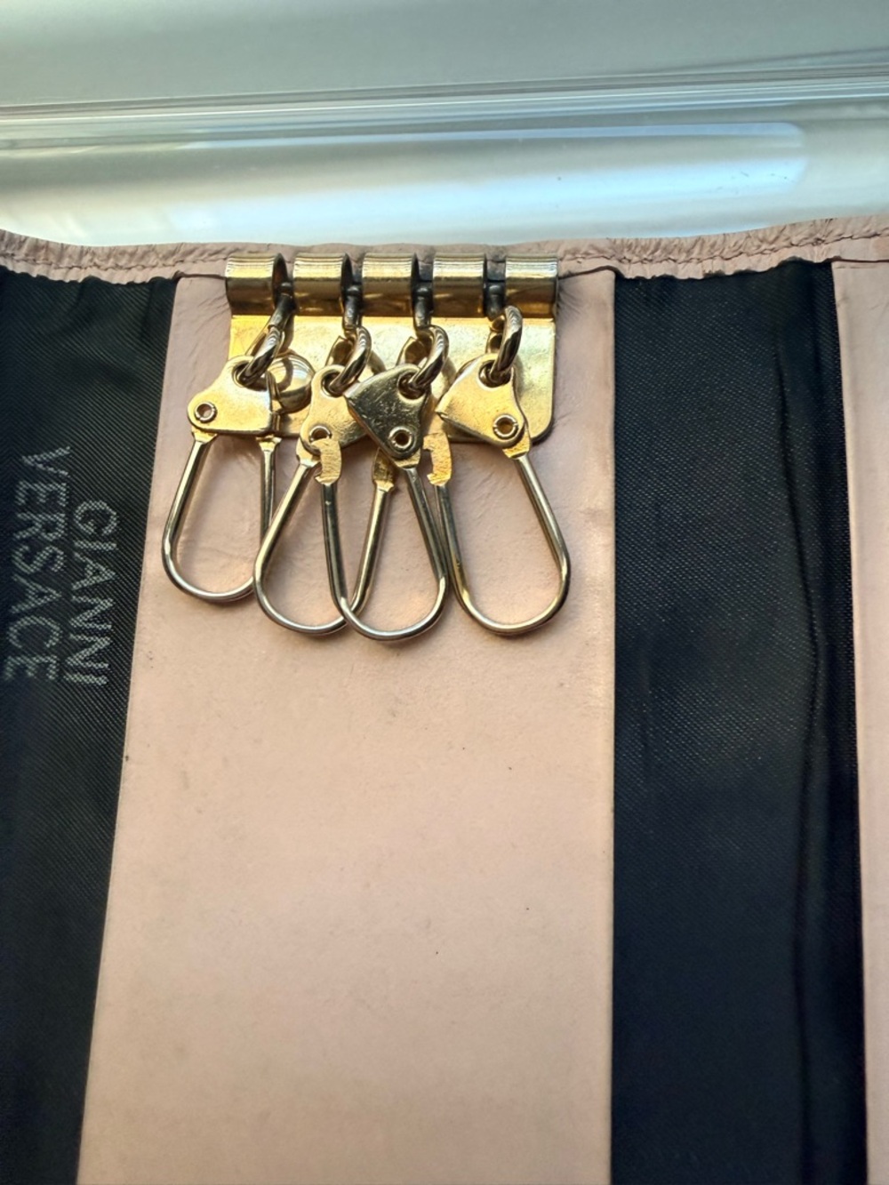 Authentic Vintage Gianni Versace Pink Ostrich 5 Ring Key Holder🔥💕 - Picture 3 of 9